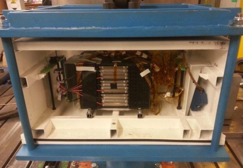 Jediným problémem bylo omotávání kabelu (vedoucího od siloměru) kolem hydraulického válce (viz Obr. 3.15), příčinou bylo točení v místě uchycení ramene k hydraulickému válci (v kulovém čepu).