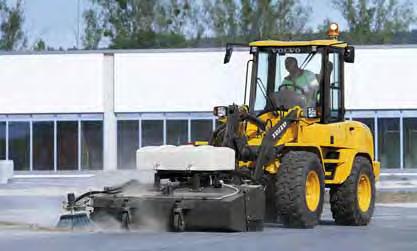 Zdvojená hydraulika Dva nezávislé hydraulické systémy umožňují obsluze řídit stroj a současně zvedat náklad, aniž by se tyto funkce vzájemně nepříznivě ovlivňovaly tím se