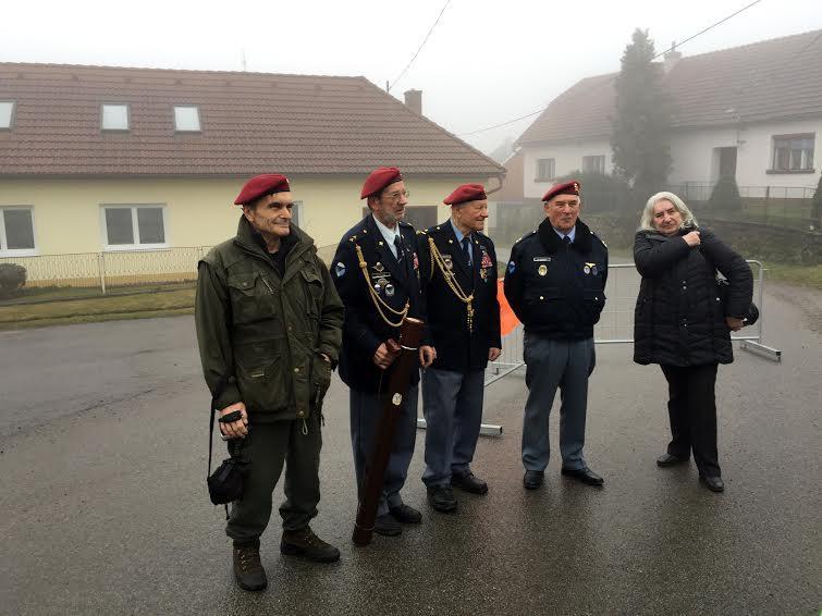 Členovia KVVV Praha sa zúčastnili 26.11.2016 v Hroznatíně pietnej spomienky pri príležitosti narodenín arm. gen. L. Svobodu (25.11.1895 20.9.1979). (P. Korb, D. Tvrz, L. Dvořáček, J.Kořízek, J.