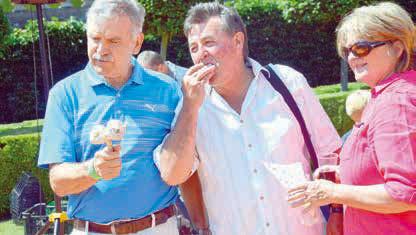 Kromě prohlížení nabídky prodejců česneku mohli manželé Vojkovi, stejně jako ostatní návštěvníci, vybírat z velkého množství vystoupení v rámci doprovodného programu.