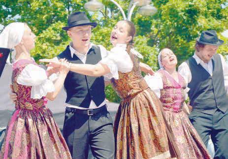 Máme zde hodně vystoupení a ze zkušenosti už víme, že když my skončíme, tak veškerý česnek je už vykoupený a stánky s jídlem vyjedené.