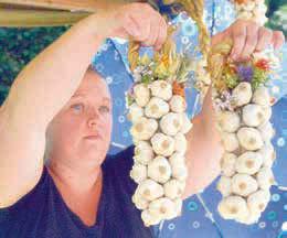 Těm, kteří měli více štěstí a měli čas areál projít, se naskytla příležitost ochutnat mnohé česnekové speciality, z nichž největší zájem byl tradičně o originální česnekovou zmrzlinu.