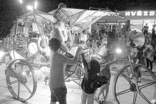 Poté byl promítnut film Věčné okamžiky o ženě, jejíž život zasvěcený rodině změní láska k fotografování... Úžasný film, který diváci odměnili dlouhým potleskem.