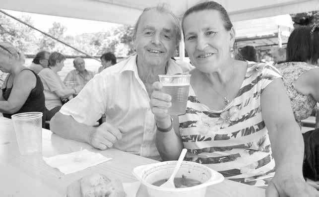 Před velehradskou bazilikou na ně čekali kamarádi ze staroměstského souboru Dolina a hloučky zvědavých turistů. Velká svatba pokračovala hostinou pod Břesteckou skalou.