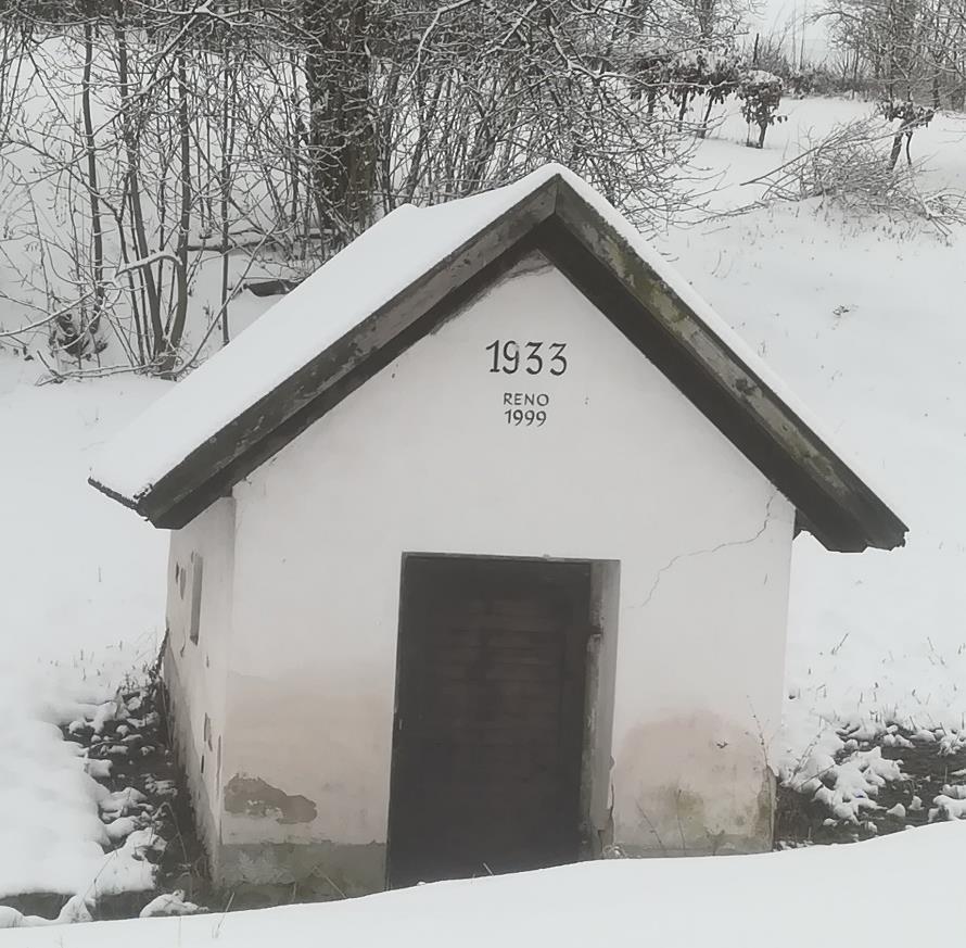 Na Hlásce existovaly v roce 1928 celkem tři obecní studny. Jedna u domu čp. 50, jedna u domu čp. 18 a jedna u obecní kapličky, která byla uváděna jako hlavní. Všechny studny měly dřevěný přístřešek.