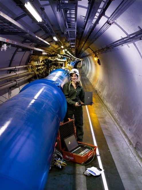 LHC má v tunelu 1746 supravodivých magnetů při teplotě -