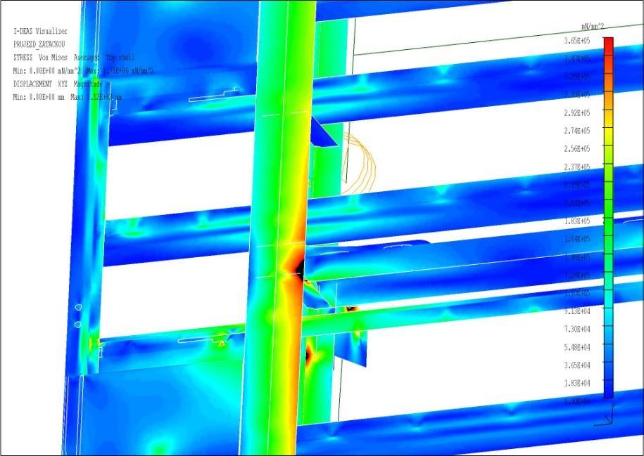 deformace 112 mm, měřítko deformace 1:1 Poslední oblastí s překročeným dovoleným napětím je zadní náprava. Konkrétně pásnice nad držákem nápravy, držák nápravy v místě výztuhy a výztuha podélníku.