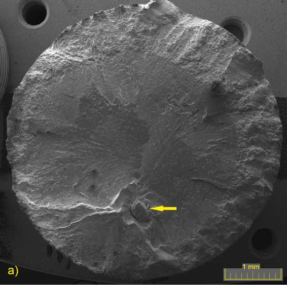 Obr. 5.11. Lomová plocha HIPovaného MAR-M 247 a detail řediny při 800 C, σ a = 240 MPa, N f = 8,31x10 6 cyklů (REM, SE).