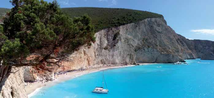 LEFKADA VASSILIKI Přímořské městečko Vassiliki leží v zeleném údolí na jihu ostrova. Oblázkovo-písečná pláž s pozvolným vstupem do vody je dlouhá více než jeden kilometr.