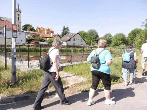 Skulinkami jsme skleněnou stěnu zahlédli ale to bylo tak všechno. Vila je jen několik desítek metrů od kostela, nepřehlédnutelné dominanta města.