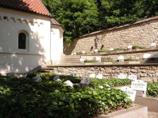 Právě z našeho vyvýšeného místa jsou vidět, ukryté v zeleni, místa kde byly kdysi