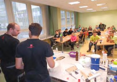 na moderní chem V období od května do října 2015 navštívilo 202 žáků a studentů základních a středních škol z Mostu,