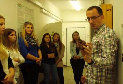 Studenti byli potom rozděleni do tří skupin a za doprovodu ekoporadkyň z ECM byli provedeni po jednotlivých odborných útvarech.