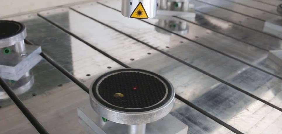 PUNTATORE LASER PER POSIZIONAMENTO VENTOSE Grazie al puntatore laser è possibile stabilire con la massima precisione i punti esatti per il posizionamento delle ventose, impiegate nel fissaggio delle