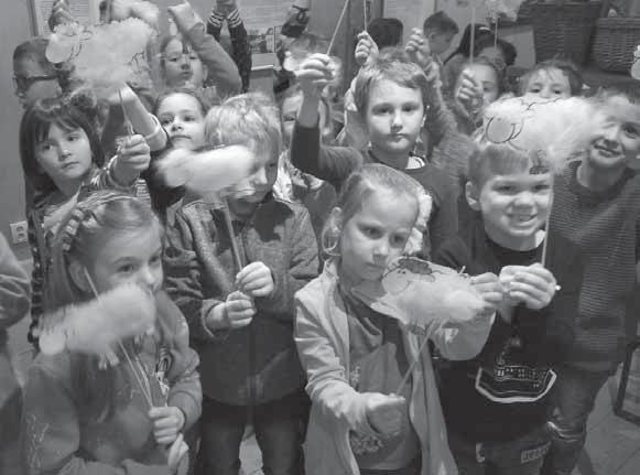 Opálková BESEDA S PAMĚTNÍKEM V rámci projektu Jeden svět na školách jsme pro 9. ročníky uspořádali promítání filmu a besedu s pamětníkem.