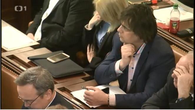 Podobně standardně bez zvýznamňovacích odchylek byly vedeny záběry na politiky jiných