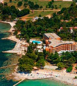 Další služby hotelu: klimatizovaná restaurace a la carte, lobby bar, snack bar u bazénu, Wi-Fi připojení zdarma v recepci, prodej novin a suvenýrů, parkoviště (1 /den), venkovní bazény se sladkou