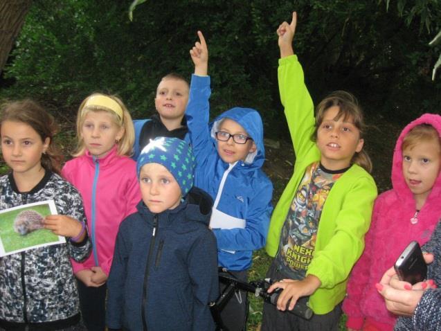15 EKOVYCHÁZKA PRO PATRONY Oblíbený palouček u řeky Vltavy se stal místem další ekovycházky v rámci projektu Kralupy čisté město.