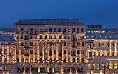Popis nový luxusní hotel leží přímo na Něvském prospektu. Sestává z dvou renovovaných historických domů. Nabízí 282 pokojů.