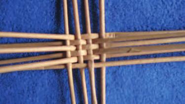 6. Tímto způsobem vytvoříme mřížku ze šesti vodorovných a čtyř svislých ruliček. 7.