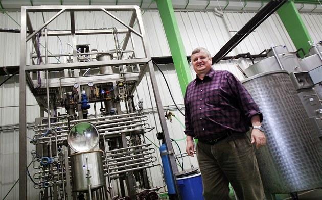 Obrázek 5. Miloš MICHLOVSKÝ a jeho dealkoholizační zařízení od australské firmy FLAVOURTECH (foto: Anna VAVRÍKOVÁ, MAFRA) 3.