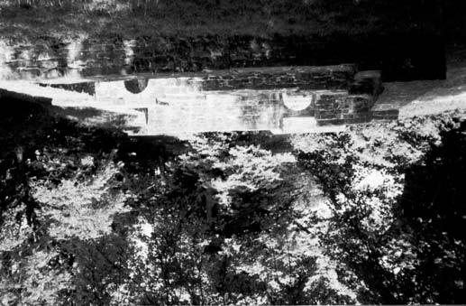 , podávající Vladislavovi královskou korunu. Hrad Hohenstaufen. Současný stav. Snímek Jaroslav Teplý.