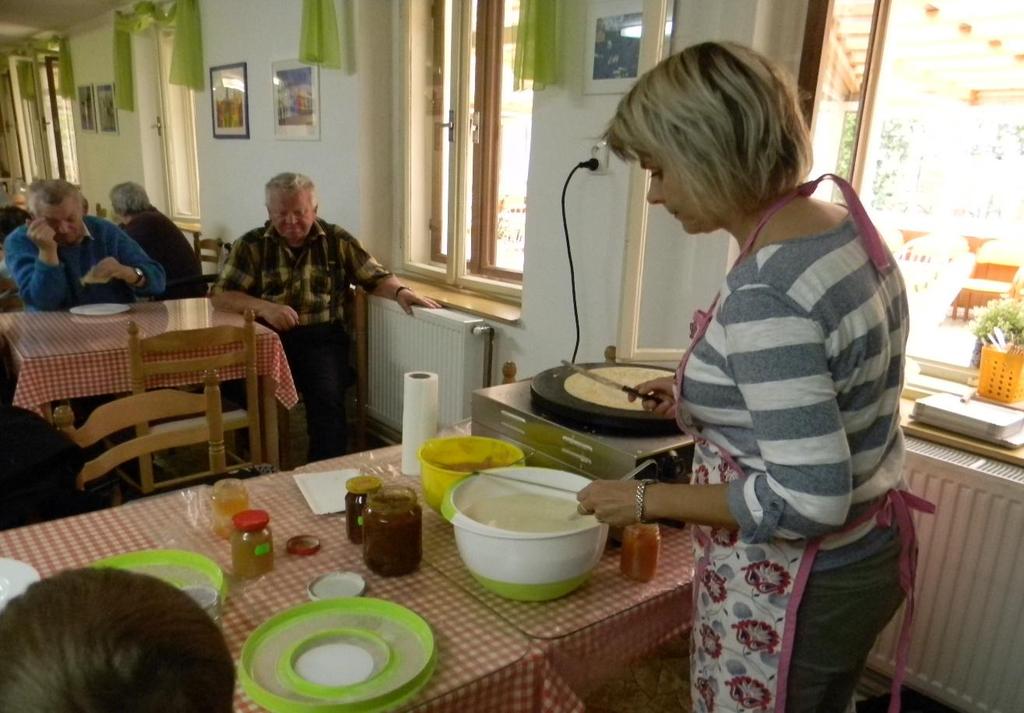 Ohlédnutí za dalším děním v domově Týden sociálních služeb Měsíc říjen začal jinak než ostatní měsíce. V neděli 1. října jsme oslavili Mezinárodní den seniorů.