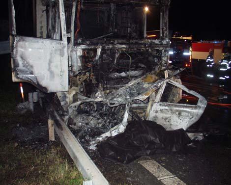 Nárazem byl vůz odhozen na betonovou zábranu vozovky, od které se automobil odrazil do protisměru, kde se čelně střetl s nákladním vozidlem Scania s návěsem. Po nehodě začala obě auta hořet.