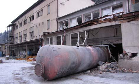 Tři zaměstnanci utrpěli těžká zranění, dalších jedenáct osob utrpělo lehčí poranění.