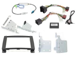 Obsahuje potřebné prvky pro mechanické uchycení stejně jako dálkové ovládání na volant s konverzí CAN signálů na analogové, obsahuje anténní adaptér s fantomovým