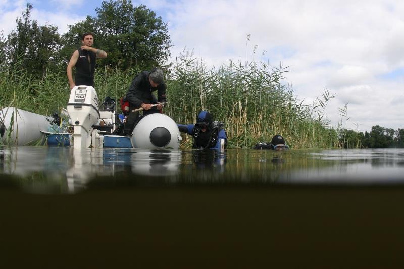 SPECIFIKA SLADKOVODNÍ UWA Velice nízká viditelnost, chladná voda, nánosy sedimentů, případně silné proudy Dobré fyzikální vlastnosti pro využití nedestruktivních prospekčních metod (GPR, sonar,