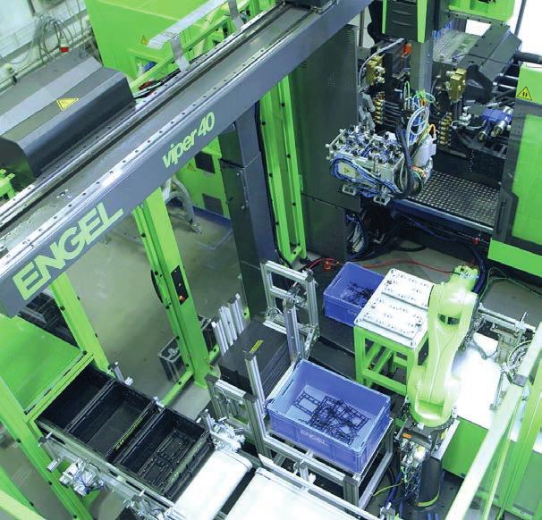 Automatizace ENGEL menší zástavbová plocha Při použití bezsloupkových vstřikovacích strojů lze často zvolit menší stroj. Formy pak mnohdy využívají upínací plochu až na samý okraj.
