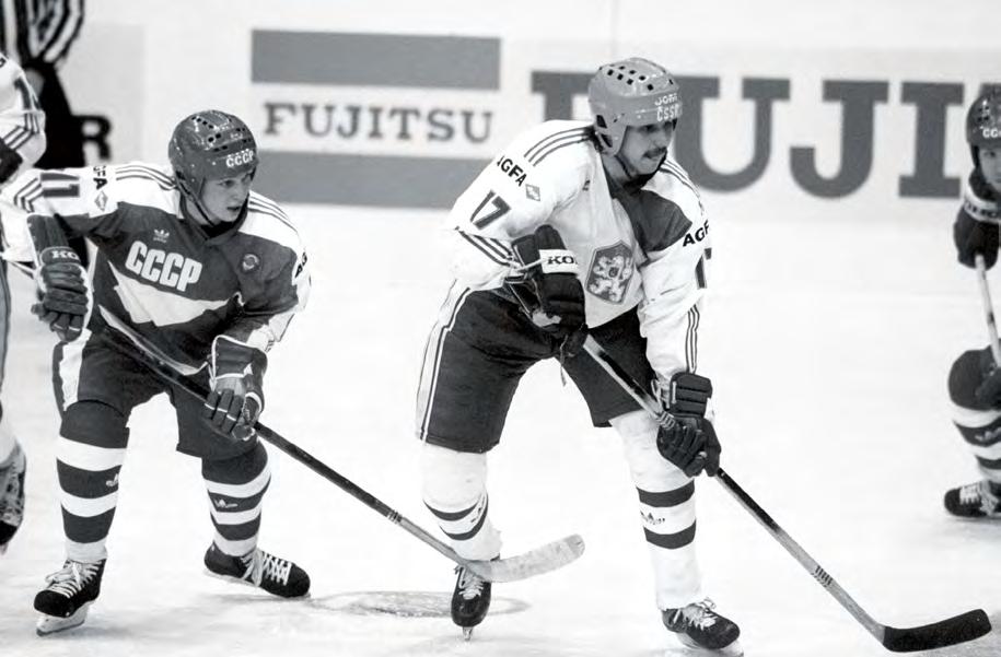 Igor Larionov dotírá na Vladimíra Růžičku v Lužnikách při MS 1986. Sověti bez jediné ztráty vyhráli zlato, ČechoslOVáci SKONčili při obhajobě titulu pátí.