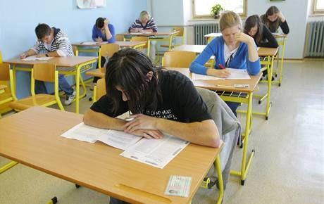 LISTOPAD 2010 TREFA STRANA 4 BUDEME TAK SVĚTAZNALÍ JAKO AMERIČANÉ? Na to se nás ptá J.K., jeden náš čtenář z Teplic a píše: Vím, že čas od času otiskujete názory Vašich čtenářů a tak bych se k nim touto cestou rád připojil.