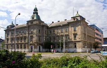 reportáž 9 Dříve a nyní... Budovu olomoucké kliniky zubního lékařství, bezmála připomínající nějakou starou ruinu kdesi v českých Sudetech, jsem fotografoval v srpnu 2009.