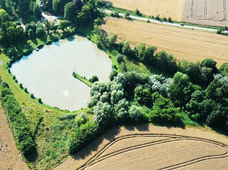 03 KAPITOLA 3.1 Retenční nádrž na Ostrovském potoce Retenční nádrž na Ostrovském potoce v k. ú. Zápy byla vybudována společně s biocentrem v roce 2000.