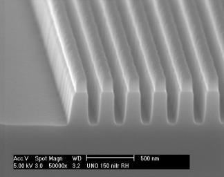Isolace pomocí příkopů - STI STI: after plasma etch STI - Shallow Trench Isolation Depozice oxidu nitridu 3 N 4 3N 4 Depozice oxidu, který vyplní vyleptaný příkop (Není to termický oxid!