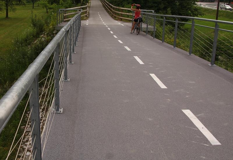 Obr. č. 216 Cyklistická lávka s pochozí a pojízdnou hydroizolací V konstrukci je proveden nejen podílný, ale i příčný sklon, který odvádí vodu do žlábků, které jsou provedeny po okrajích mostovky.