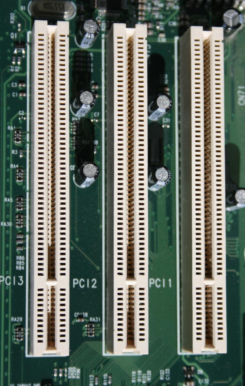2.2. PCI SBĚRNICE 7 Obrázek 2.3: Vlevo: Schéma znázorňující rozdíly mezi konektory pro karty s napájením 3,3 V a 5 V.