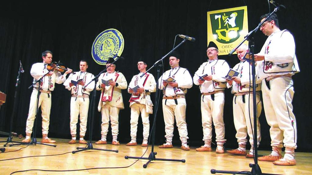 Pochopitelně, že dáváme v úvodu pořadu prostor ve scénáři i domácím folkloristům v podobě dětského souboru Lhotáček a sboru chlapů.