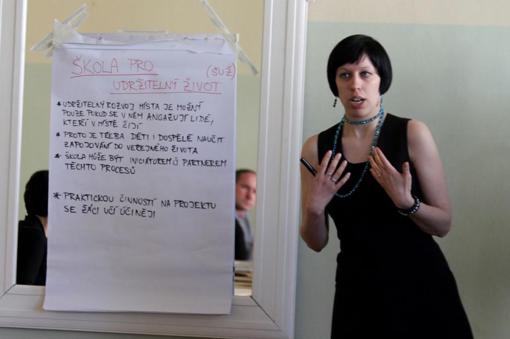 Z Z činnosti SPOV ČR 17 Zuzana Eliška Veselá z Nadace Partnerství prezentovala na březnové schůzi SPOV knihy Za jeden provaz a Jak pře(d)kládat svět Spolek v březnu navrhl novou místopředsedkyni,