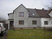 181,37 1 207 6+1 2 500 000 13 784 0,86 11 854 RD 6+1, Řadový koncový, zděný rodinný dům, který je částečně podsklepený a který má obytné přízemí a obytné podkroví. V RD je byt 6+1 se soc.
