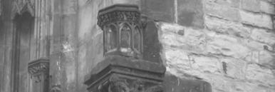 století byla opuka postupně nahrazována pískovcem nejprve v konstrukčně náročnějších místech, např. na hranách opěrných pilířů, jak je třeba vidět na Týnském chrámu v Praze (Obr. 5.).