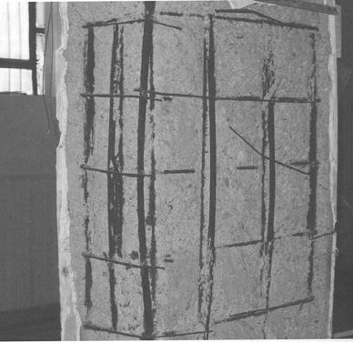 Z výše uvedených obrázků je zřejmé, že pokud je teplota žáru nižší než 750 C je snížení pevnosti betonu u betonu s uhličitanovým kamenivem nižší než v případě křemenného kameniva.