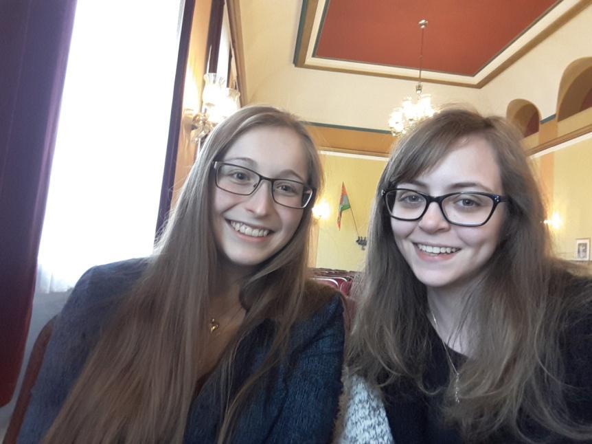ČESKÝ JAZYK SLOHOVÁ PRÁCE Dne 11.4.2017 jsme se všichni sešli ve 12:00 ve škole a šli si napsat maturitní sloh a tím zahájit maturitu.
