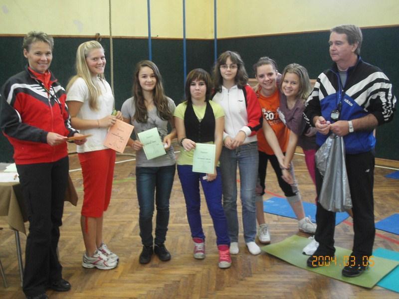TERCIE Třetí ročník a gymnáziu, už jsme nebyli žádný nováčci, ale naopak vyspělý mladší studenti zběhlý v chodu gymnázia. Tento rok se na naši škole objevili dvě novinky. Jarmark a 24hodinový maraton.