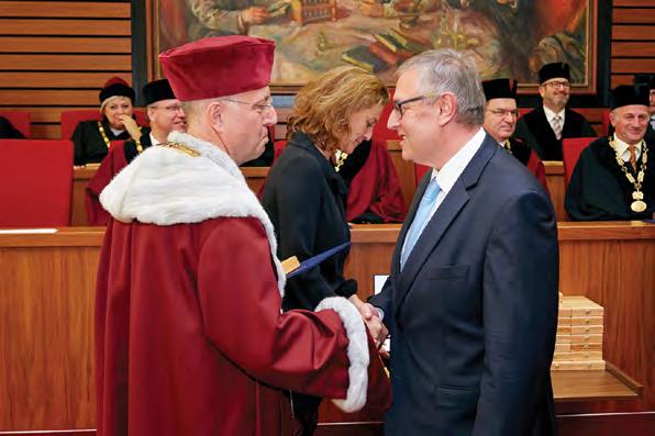 výročí založení univerzity o udělení 100 medailí osobnostem z oblasti vysokého školství, tvůrčí činnosti, praxe a další spolupráce s univerzitou.