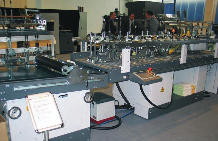 Produkty Svět tisku 10/2009 30 Vykladač a zpracovatelský modul stroje ProFold 74 s upevněnými nástroji.