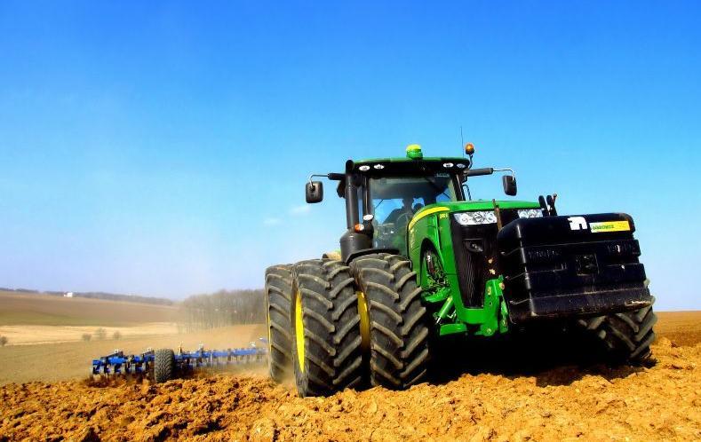 typické vlhčí jaro, kdy jsou u traktorů využívány dvoumontáže, např. při strhávání hrubé brázdy (Obr. 16), předseťové přípravě a setí, aby byla chráněna půda před nežádoucím zhutněním.