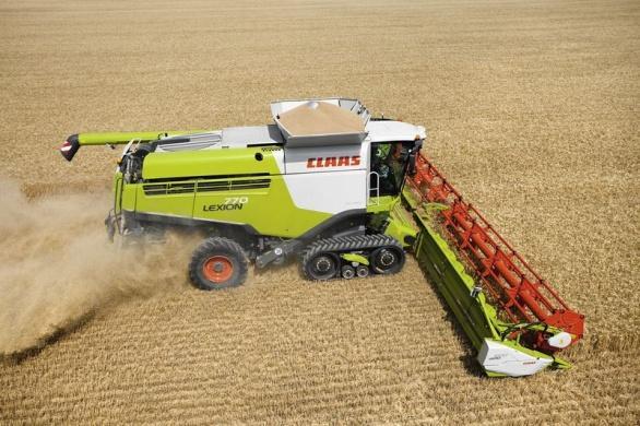 Přičteme-li hmotnost plného zásobníku zrna a sklízecího adaptéru (cca 15 000 kg), tak může celková hmotnost stroje dosahovat hodnot až 35 000 kg, přičemž větší část této hmotnosti působí na přední